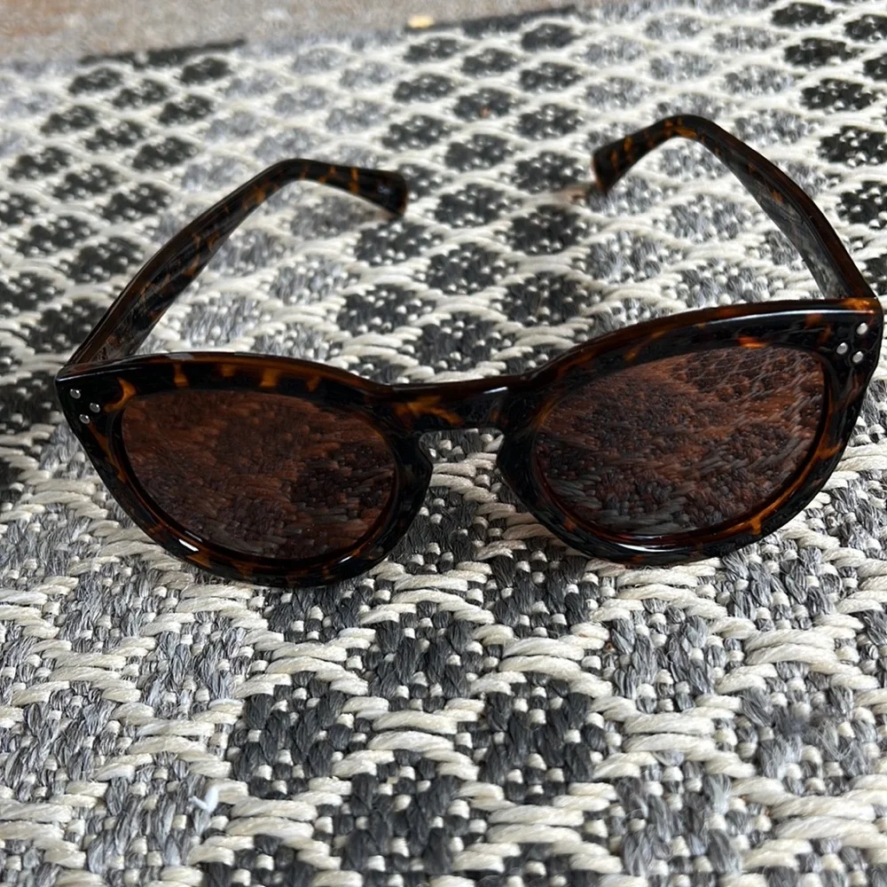 Plastic tortoise shell sunglasses - Picture 2 of 4